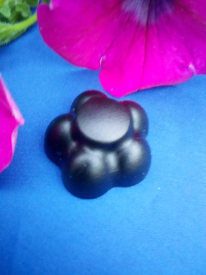 S42 - Flower Black Magnet