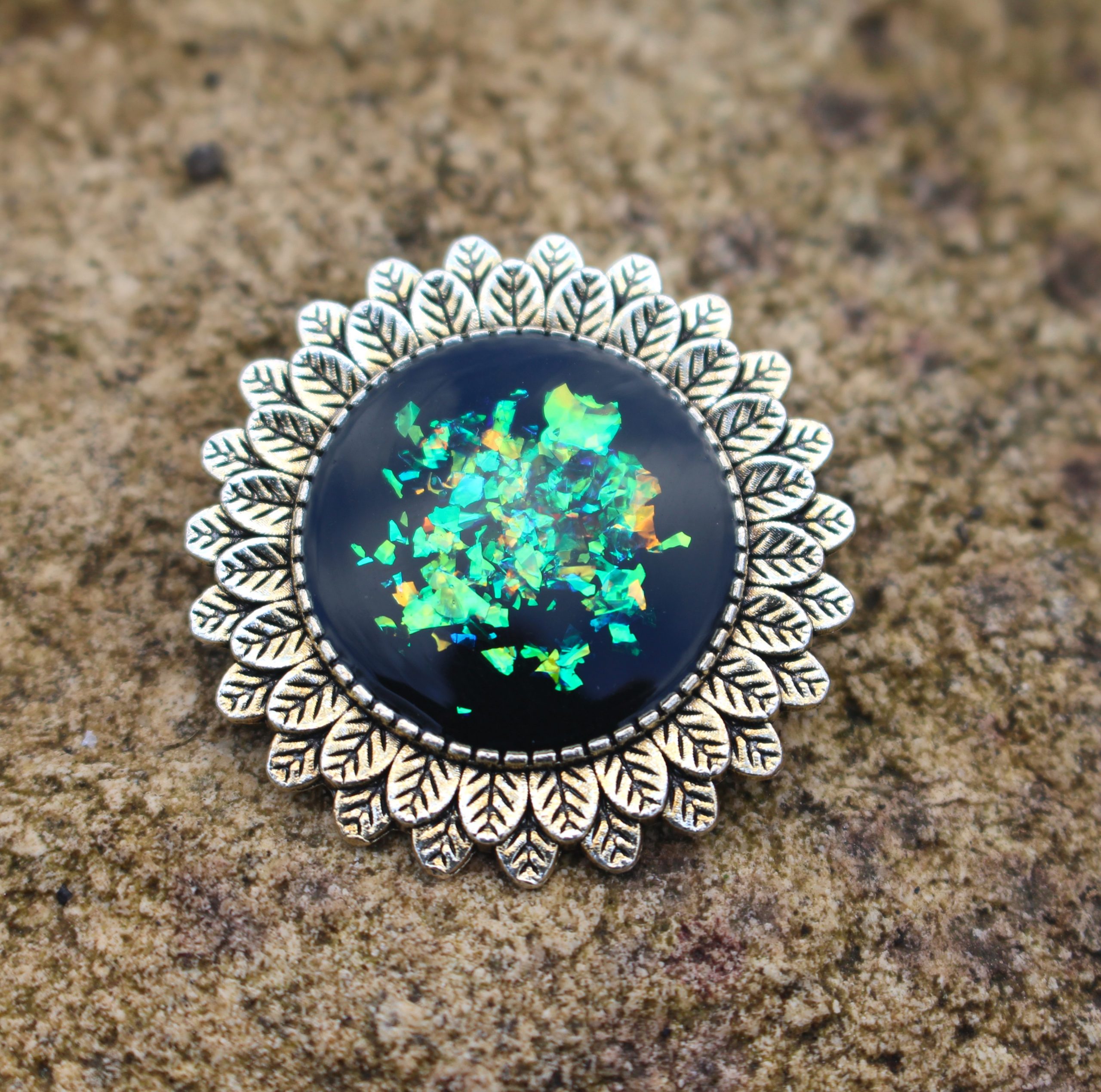 brooch green